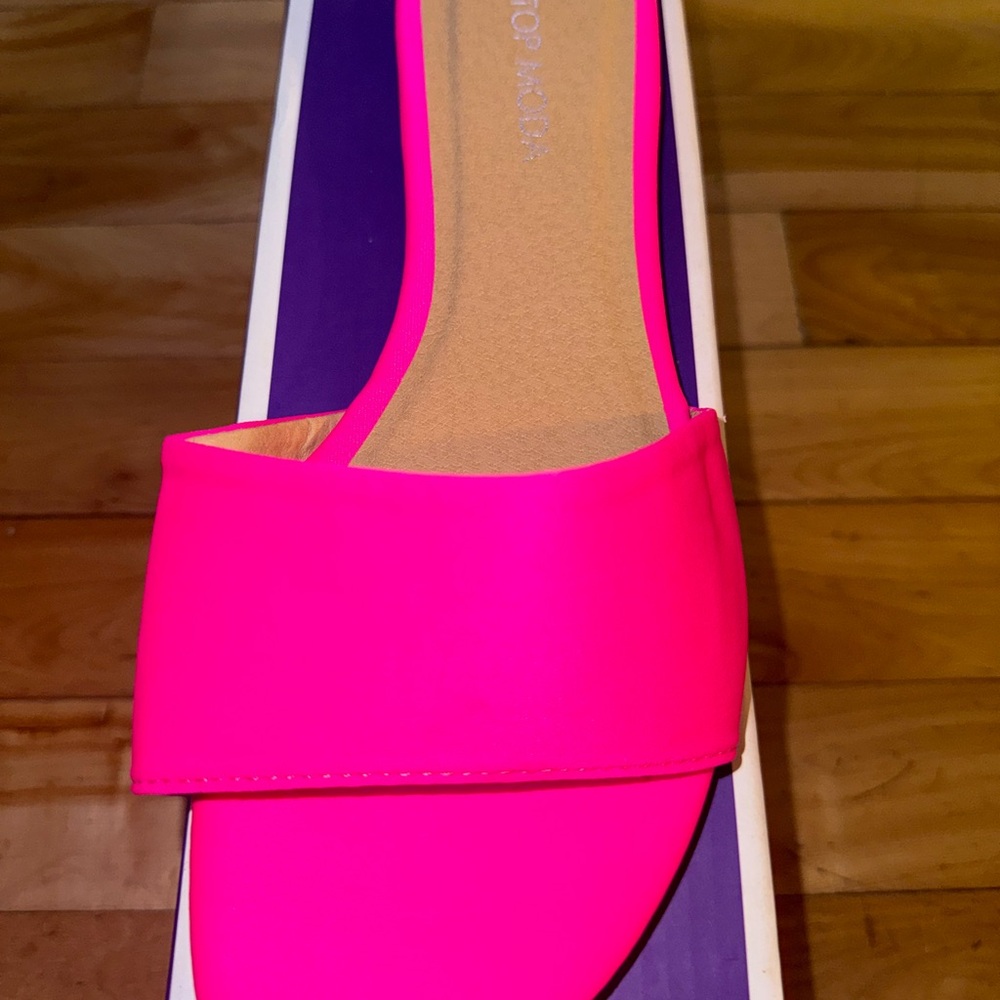Women’s Hot Pink Sandal